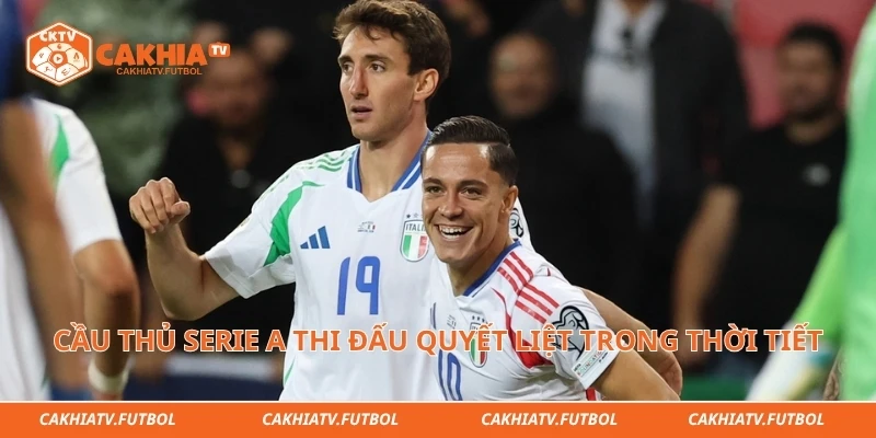 Cầu thủ Serie A thi đấu quyết liệt trong thời tiết khó khăn